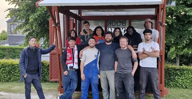 photo  les professeurs et les étudiants devant leur œuvre.  &copy;  ouest-france 