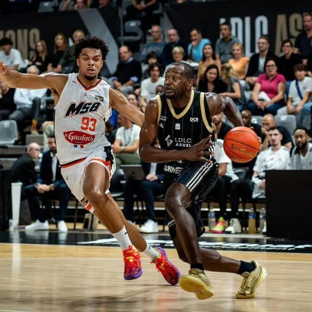 photo noah penda et charles kahudi lors du match entre l’asvel et le mans, à l’astroballe à villeurbanne, le 22 septembre 2024.  ©  photopqr/le progres/maxppp