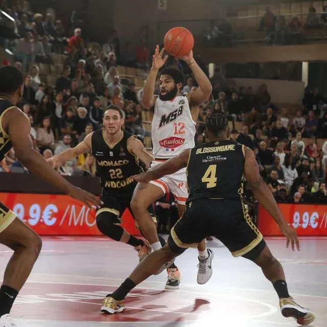 photo trevor hudgins au milieu des monégasques lors de la neuvième journée de betclic élite.  ©  photopqr/nice matin/maxppp