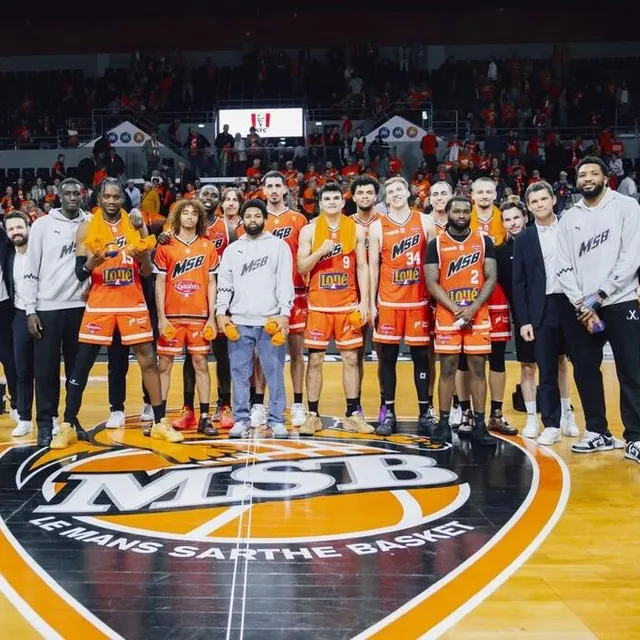 photo lors de la 29e journée de saison régulière, les joueurs du msb ont largement dominé ceux de l’asvel avant de célébrer leur accession en playoffs avec le public d’antarès.  ©  dominique breugnot/ouest-france
