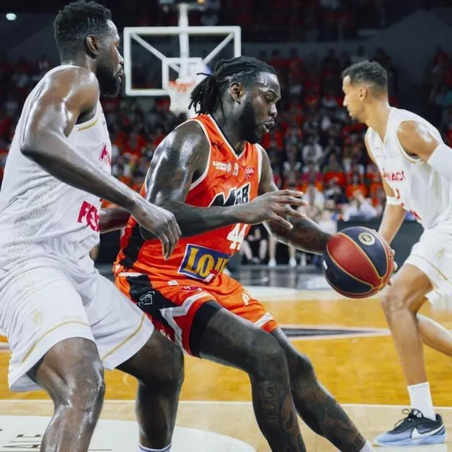 photo william narace aux prises avec un joueur monégasque, lors du deuxième match de quarts de finale des playoffs.  ©  dominique breugnot/ouest-france