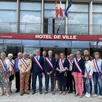 photo  jacky bouvet, maire de saint-hilaire-du-harcouët, et ses collègues du sud-manche, des bords de la mayenne, de l’ille-et-vilaine et de l’orne venus le soutenir dans sa démarche lundi midi. ils ne veulent pas entendre parler de fermeture, pendant dix-sept jours pleins, des urgences du centre hospitalier de saint-hilaire-du-harcouët. 