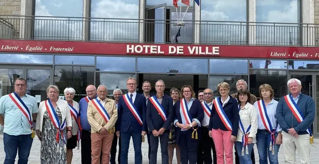photo  jacky bouvet, maire de saint-hilaire-du-harcouët, et ses collègues du sud-manche, des bords de la mayenne, de l’ille-et-vilaine et de l’orne venus le soutenir dans sa démarche lundi midi. ils ne veulent pas entendre parler de fermeture, pendant dix-sept jours pleins, des urgences du centre hospitalier de saint-hilaire-du-harcouët.  &copy;  ouest-france 