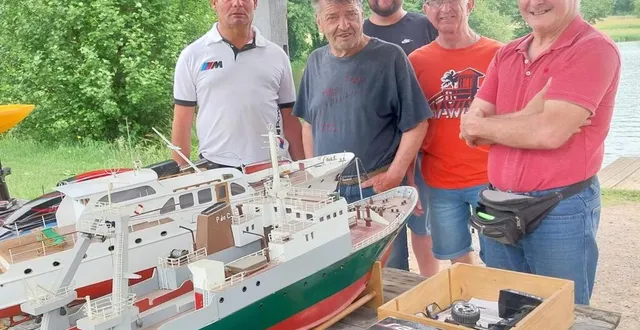 photo  dimanche, les participants sur le plan d’eau à la démonstration d’hydromodélisme.  &copy;  ouest-france 