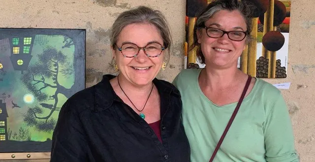 photo  adeline m et nathalie travaillard exposaient ensemble dans la cour de la bibliothèque d’écommoy.  &copy;  le maine libre 