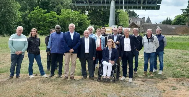 photo  porteurs du projet et équipe pédagogique de l’établissement ont découvert le nouvel équipement  &copy;  le maine libre 