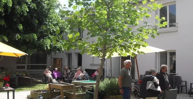 photo  le patio de l’établissement a accueilli le troc plante de l’ehpad.  &copy;  le maine libre 