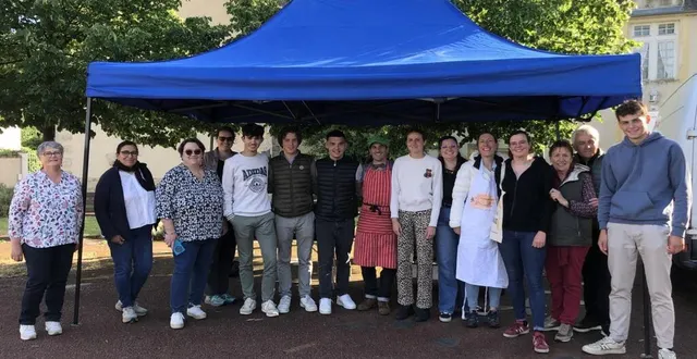 photo  représentante de la commune, étudiants et producteurs, tous réunis à la fin du marché.  &copy;  le maine libre 