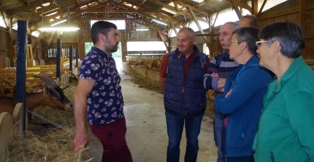 photo  durant les explications, les chèvres venaient aussi quémander quelques caresses aux randonneurs.  &copy;  le maine libre 