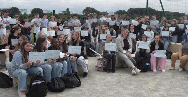 photo  106 collégiens ont reçu leur passeport educfi des mains de gilles bonal, directeur de la banque de france.  &copy;  le maine libre 