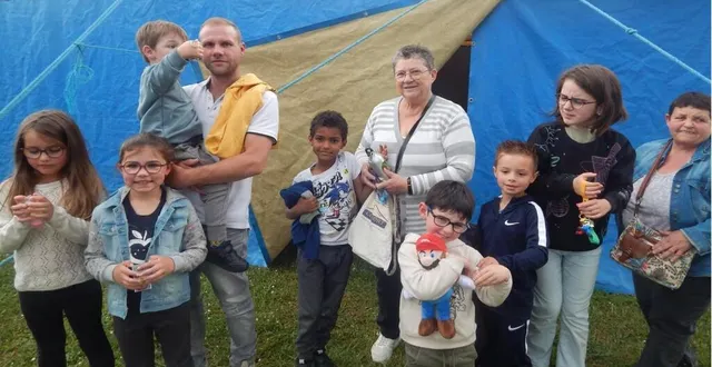 photo  un groupe de spectateurs pose devant le chapiteau.  &copy;  le maine libre 