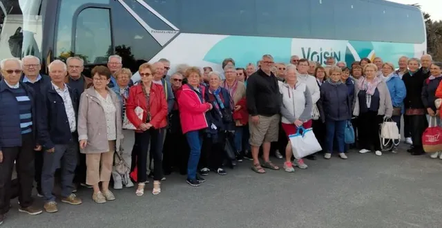 photo  mardi 27 mai, le club sourire de mazé est parti pour une journée à bagnoles-de-l’orne, avec une cinquantaine de participants. la journée a commencé par une visite de cette commune de normandie. après un déjeuner à la michaudière, un spectacle équestre a conclu cette journée conviviale.  &copy;  document remis 