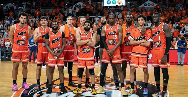 photo  les joueurs du msb après leur succès contre monaco, le vendredi 30 mai 2025, en quart de finale retour des playoffs de betclic élite, à antarès.  &copy;  photo : le maine libre - xavier sarrat 