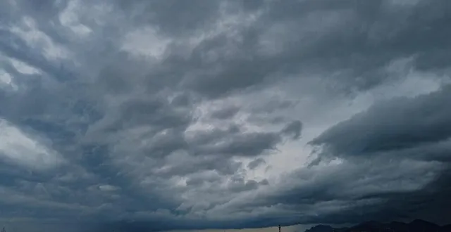 photo  un piéton solitaire marche le long du front de mer tandis que de sombres nuages d’orage remplissent le ciel, lors de la 78e édition du festival de cannes, dans le sud de la france, le 20 mai 2025. photo d’illustration.  &copy;  valery hache / afp 