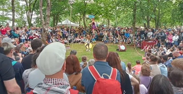 photo  un public nombreux et séduit par les numéros funambulesques de celeste zalloechevaria, arrivée tout droit d’amérique du sud  &copy;  ouest-france. 
