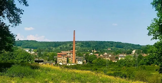 photo  depuis la ferme du bouillon, on peut apercevoir l’usine abadie qui figure sur l’affiche du festival.  &copy;  ouest-france 