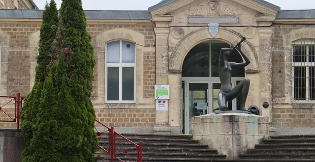 photo  à l’avenir, les personnes ne passeront plus sous la véranda, mais à l’intérieur des salles, indique le maire de flers et président de flers agglo.  &copy;  ouest-france 