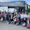photo  le groupe a pris la pose pour une photo souvenir avant de monter dans le bus, lundi 2 juin 2025. 