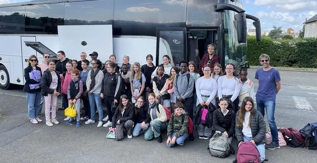 photo  le groupe a pris la pose pour une photo souvenir avant de monter dans le bus, lundi 2 juin 2025.  &copy;  ouest-france 