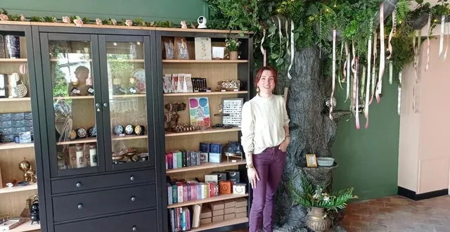 photo  élodie luna, au cœur de sa boutique féeluna et près de l’arbre à vœux où chacun peu accrocher un message tel l’arbre à palabres.  &copy;  ouest-france 