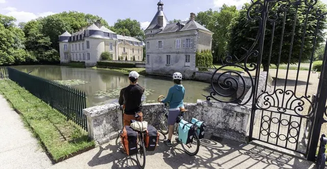 photo  cette photo de cyclistes admirant le château de malicorne-sur-sarthe fait partie de celles qui décorent désormais l’aire d’autoroute de parcé-sur-sarthe pour faire la promotion du tourisme en vallée de la sarthe.  &copy;  guillaume condat 