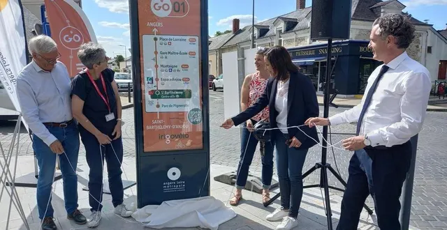 photo  lundi 2 juin, dominique bréjeon, maire de saint-barthélemy ; corinne bouchoux, vice-présidente d’angers loire métropole en charge de la mobilité ; patricia kervarec, directrice de la voirie à alm ; florence dabin, présidente du conseil départemental ; et christophe béchu, président d’alm, ont dévoilé le totem d’irigovélo, au centre de saint-barthélemy.  &copy;  ouest-france 