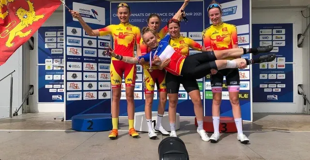 photo  églantine rayer portée en triomphe par ses coéquipières de l’équipe normandie lors des championnats de france de l’avenir, en 2021.  &copy;  comité de normandie de cyclisme 