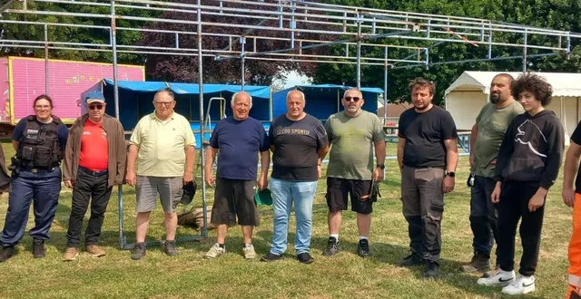 photo  les bénévoles de l’association et les services techniques sont réunis pour préparer la fête de quartier.  &copy;  ouest-france 