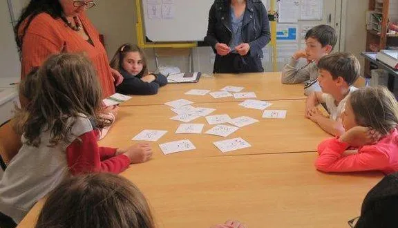photo  lorène bremaud, infirmière (à gauche) et claire beduneau, diététicienne (au centre) ont expliqué les bienfaits d’une bonne alimentation aux ce2.  &copy;  co 