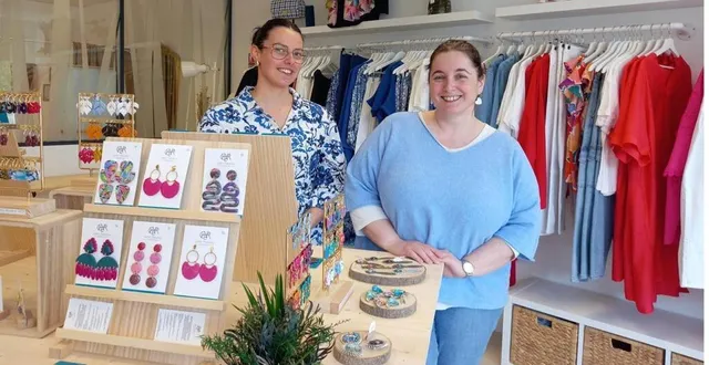 photo  à droite, fanny rahmani, gérante de la boutique, et sa salariée noémie, dans le magasin ouvert au 10, rue jean-lurçat.  &copy;  ouest-france 