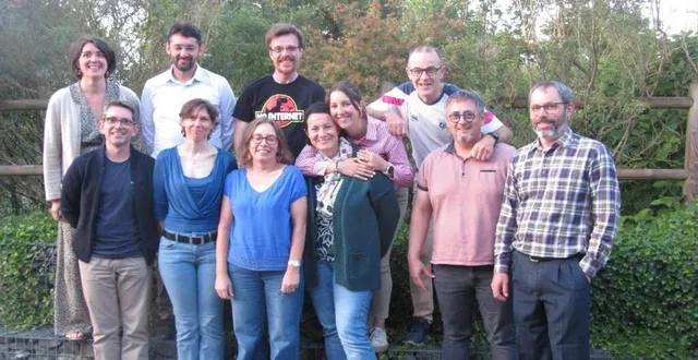 photo  la troupe la coudre aux yeux s’apprête à jouer « a nous l’argent… ine ! » mise en scène par charlotte bessard (à gauche). sandra piou, porte-parole de la troupe est au centre (gilet vert).  &copy;  co 