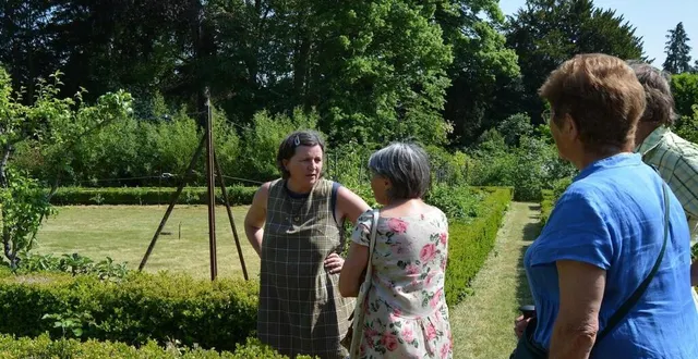 photo  anne-lise lesimple fait visiter l’ancien potager.  &copy;  archives ouest-france 