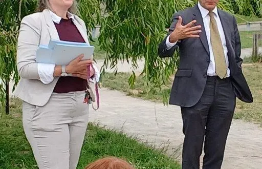 photo  le directeur départemental de la banque de france, gilles bonnal, a remis le passeport educfi aux élèves de 4e du collège.  &copy;  ouest-france 