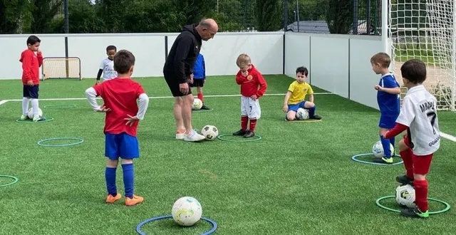 photo  tous les samedis matin, marcel letessier encadre le club du baby-foot.  &copy;  ouest-france 