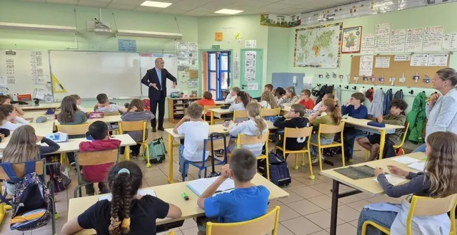photo  le conseil municipal des enfants s’est rendu à l’assemblée nationale. reçus par jean-carles grelier, député de la 5e circonscription de la sarthe, ils ont visité le palais bourbon et ont pu avoir accès à l’hémicycle. ensuite, c’était au tour du député de venir à l’école devant toute la classe de cm1/cm2. des moments d’échanges qui ont permis à jean-carles grelier de présenter sa fonction d’élu.  &copy;  ouest-france 