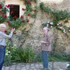 photo  jean-claude et geneviève inviteront à faire découvrir l’histoire du manoir, mais surtout le jardin et ses magnifiques rosiers pour la plupart anciens 