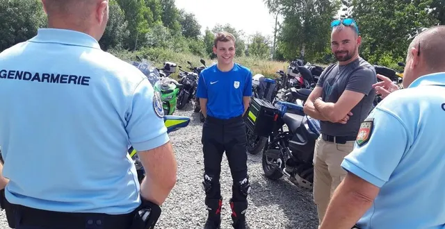 photo  la bonne entente et le dialogue entre gendarmes et motards civils sont au cœur de cette journée de prévention.  &copy;  le maine libre 