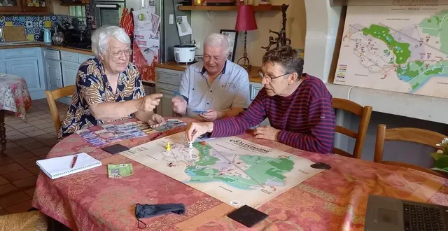 photo  pascal reysset, de l’association addult ; patrick bilien, des amis du patrimoine trélazéen ; et fred codron, d’addult, devant le jeu du patrimoine de trélazé.  &copy;  ouest-france. 