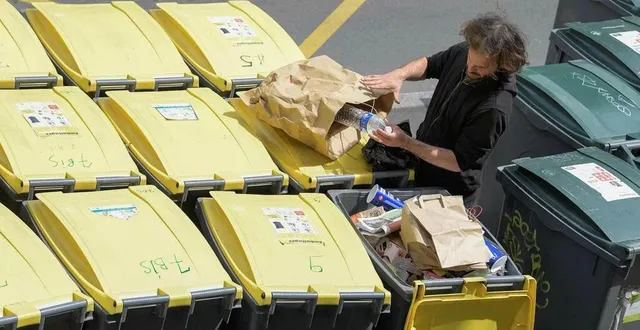 photo  si les normands restent de gros producteurs de déchets, avec 639 kg déposés dans les poubelles, les touristes et les résidents secondaires, attirés par le charme de la région, ne sont pas comptés dans les chiffres donnés par habitant. illustration.  &copy;  archives david ademas / ouest-france 