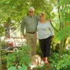 photo  michel et marie-christine poirier dans leur jardin. 
