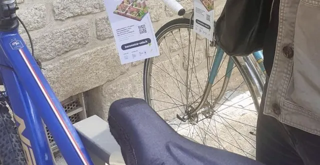 photo  les bénévoles de l’association a bicyclette alençon ont déposé de nombreux flyers cintre sur les vélos de la ville pour inviter les cyclistes à participer à l’enquête.  &copy;  a bicyclette 