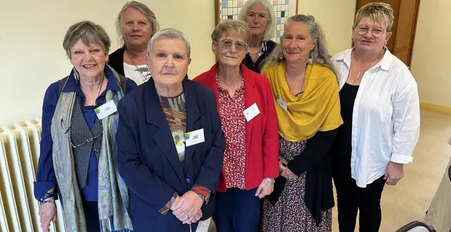 photo  sept des huit bénévoles membres de l’association une escale du pays sabolien, en marge de l’assemblée générale, le 21 mai 2025, à sablé-sur-sarthe.  &copy;  ouest-france 