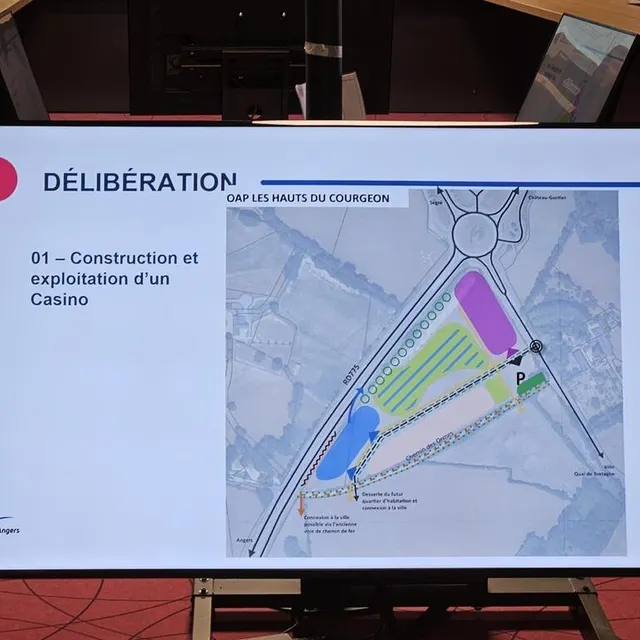 photo l’emplacement du casino (en violet) sur les hauts du courgeon et celui de la future gendarmerie (en bleu).  ©  co
