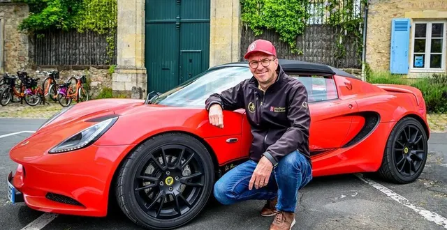 photo  avec sa lotus elise, philippe legros assure avoir entre les mains une « machine à sourires ».  &copy;  le maine libre – yvon loué 