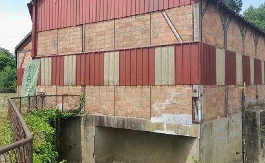 photo  le public a bénéficié d’une visite de la partie privative de la fonderie d’antoigné, et surtout de l’installation de la centrale hydraulique.  &copy;  le maine libre 