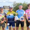 photo les coureurs ont été récompensés par alain bardoux et stéphanie bordereau du comité de challenge cycliste.
