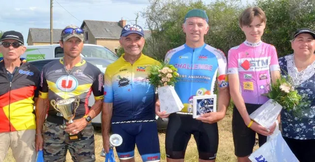 photo  les coureurs ont été récompensés par alain bardoux et stéphanie bordereau du comité de challenge cycliste.  &copy;  le maine libre 
