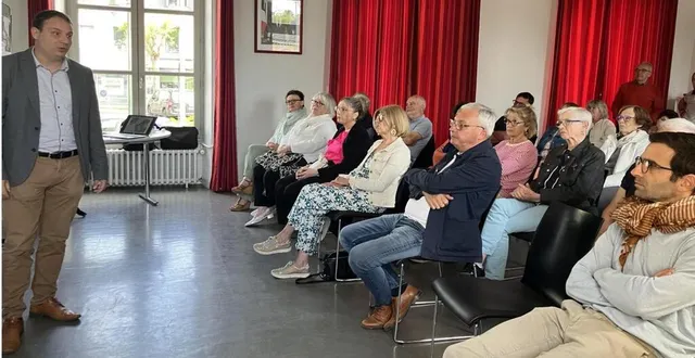 photo  une trentaine de personnes ont écouté maxime deroef lors du dernier café papotage.  &copy;  ouest-france 