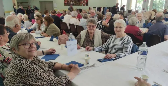 photo  c’est dans la salle lucie aubrac que les retraités allonnais se sont repliés pour leur pique-nique.  &copy;  le maine libre 