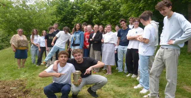 photo  les élèves ont déterré la capsule enterrée il y a deux ans.  &copy;  le maine libre 